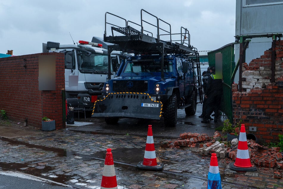 Die Polizei rückte in Hamburg-Billbrook mit dem Panzerfahrzeug "Survivor" an.