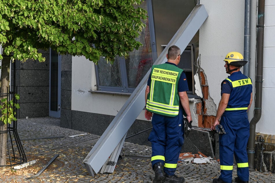 Durch die Wucht der Detonation wurde das Mauerwerk der Hausfassade teilweise nach außen gedrückt. THW-Experten sicherten das Gebäude.