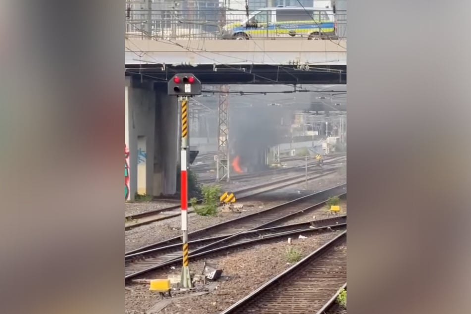 Ein Personenunfall an der Camberger Brücke in Frankfurt hat einen Brand verursacht und dadurch ein Stellwerk lahmgelegt.