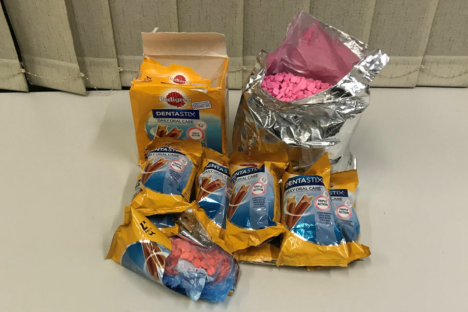 Die Drogenschmuggler hielten sich offenbar für ziemlich einfallsreich und versteckten das Ecstasy in Verpackungen für Hundezahnpflegeprodukte.
