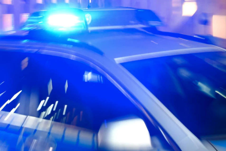Schussbereite Waffe mit vollem Magazin aus Audi gehalten: Polizei stellte fünf junge Männer