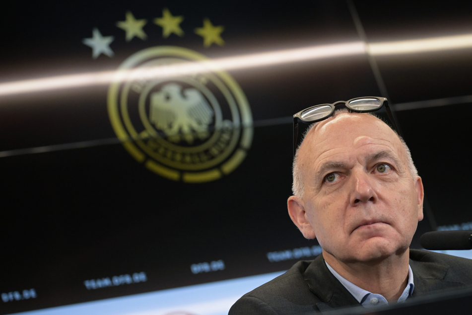 DFB-Boss Bernd Neuendorf (61) kritisierte das Vorgehen hinsichtlich des Zuschauer-Ausschlusses der Anhänger von Eintracht Frankfurt gegen die SSC Neapel scharf.
