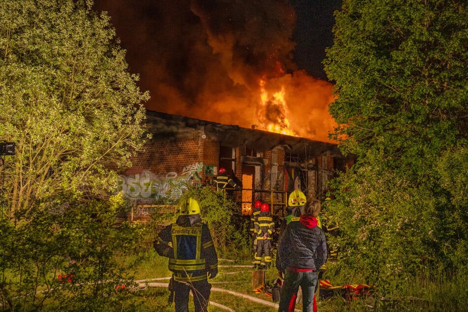 Erst am Ostermontag kam es auf demselben Gelände zu einem Feuer, bei dem ein anderer Gebäudeteil ausbrannte.