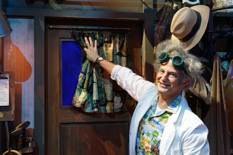 Jan Kersjes ist selbst großer Fan der Kultfilmreihe und erklärte auf der Bühne zahlreiche Details, darunter auch, dass der Vorhang bei allen Musicalproduktionen von "Zurück in die Zukunft" weltweit aus demselben Stoff gefertigt wurde.