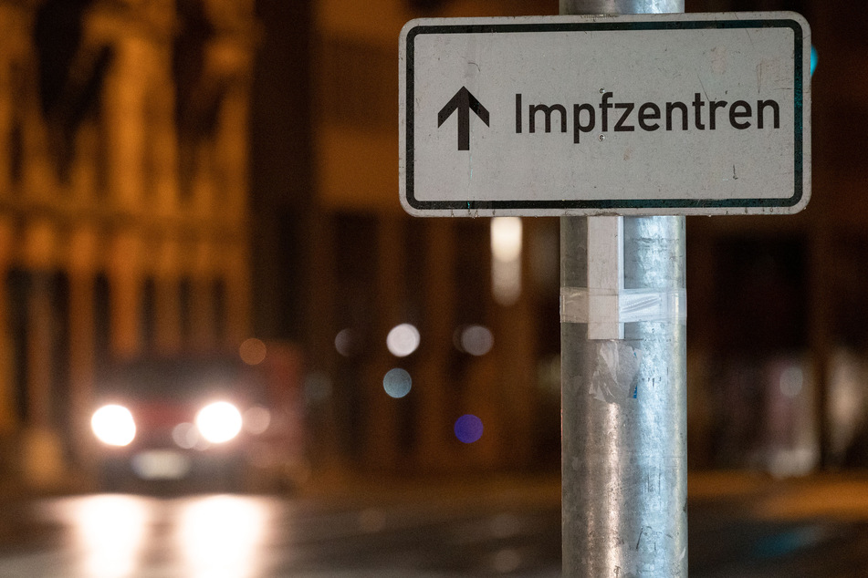 Ein Schild weist in der Stuttgarter Innenstadt den Weg zu Impfzentren.