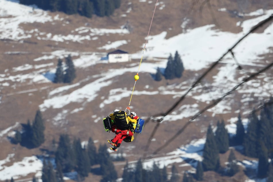 Alexis Pinturault (33) wird hier mit dem Rettungshubschrauber ins Tal gebracht.