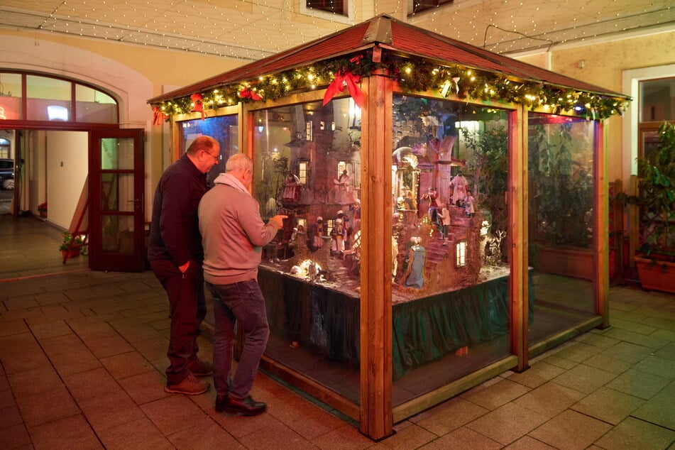 Wirt Luigi Murolo (r.) präsentiert einem Gast den Weihnachtsberg.