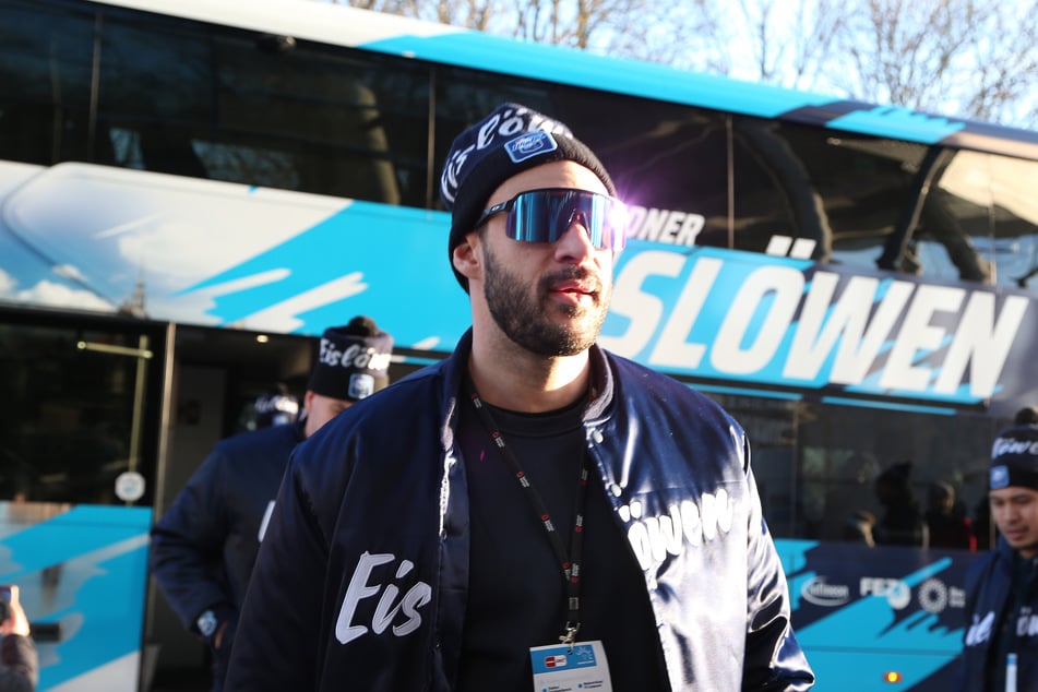 Trevor Parkes von den Dresdner Eislöwen bei der Ankunft am Stadion.