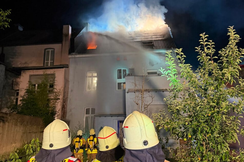 Feuerwehreinsatz in NRW: Mann rennt in brennendes Haus und wird verletzt