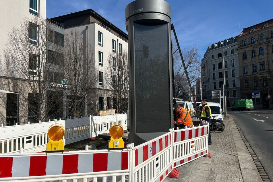 Der kuriose Grund für die großen Behinderungen: Eine Werbesäule wurde angeschlossen.