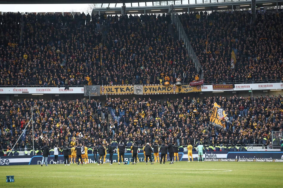Mit den 4400 mitgereisten Fans konnte Dynamo nach dem Abpfiff einen Punkt feiern - auch dank Tim Schreiber.