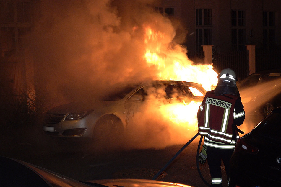 Die Feuerwehr konnte den brennenden Opel nicht mehr retten.