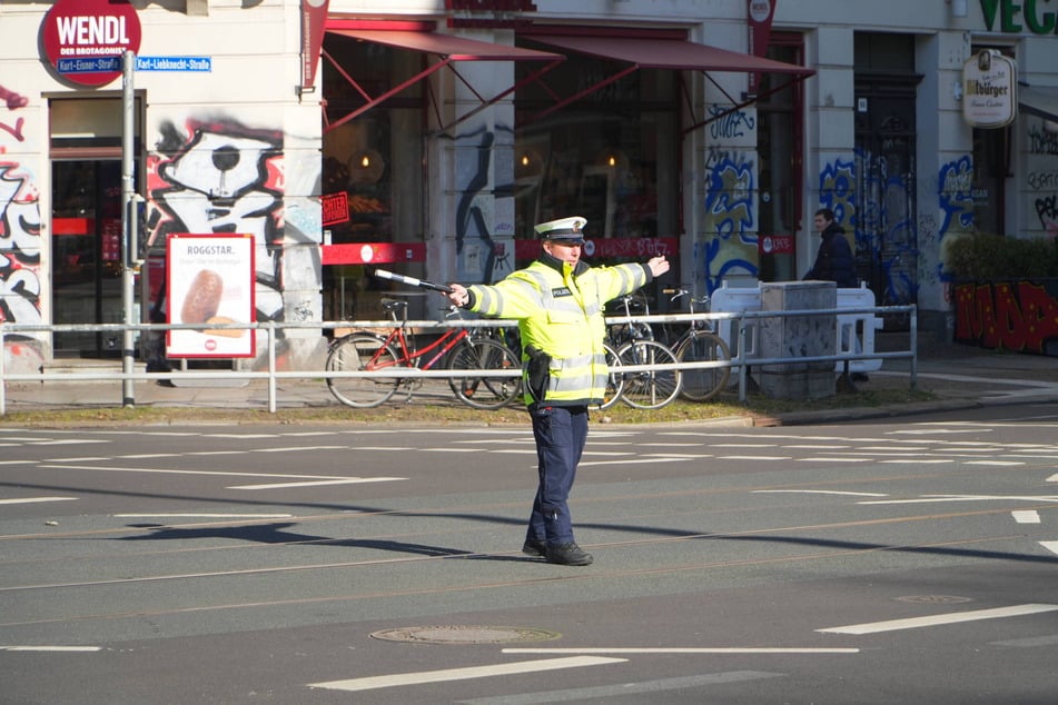 Polizisten waren im Einsatz, um den Verkehr zu regeln.