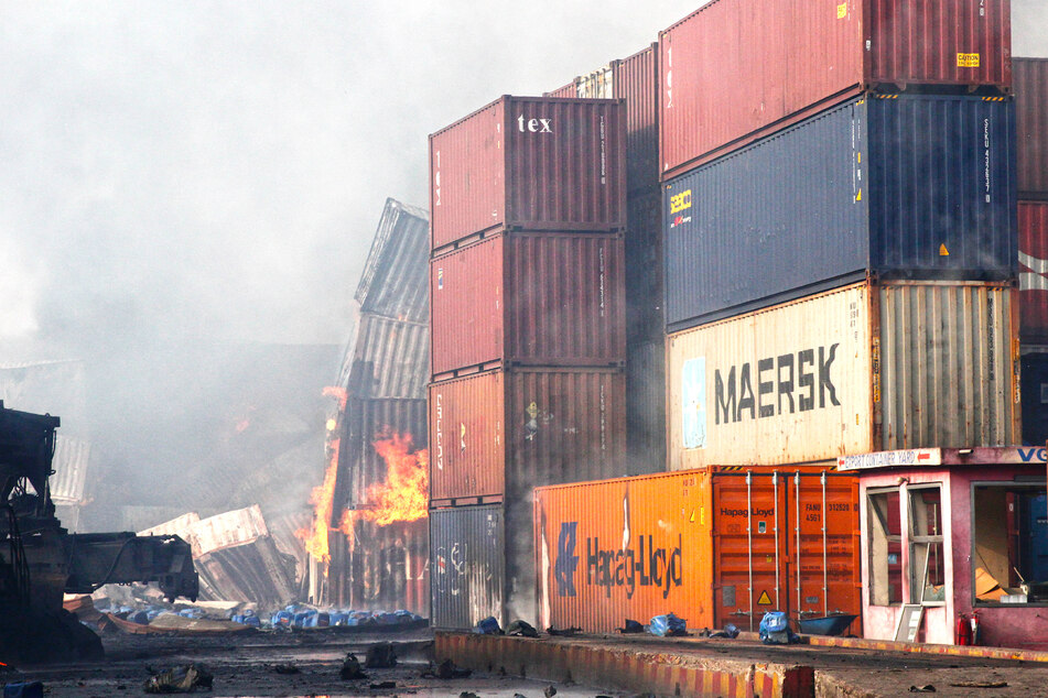 Der Schaden in dem Container-Depot ist enorm.