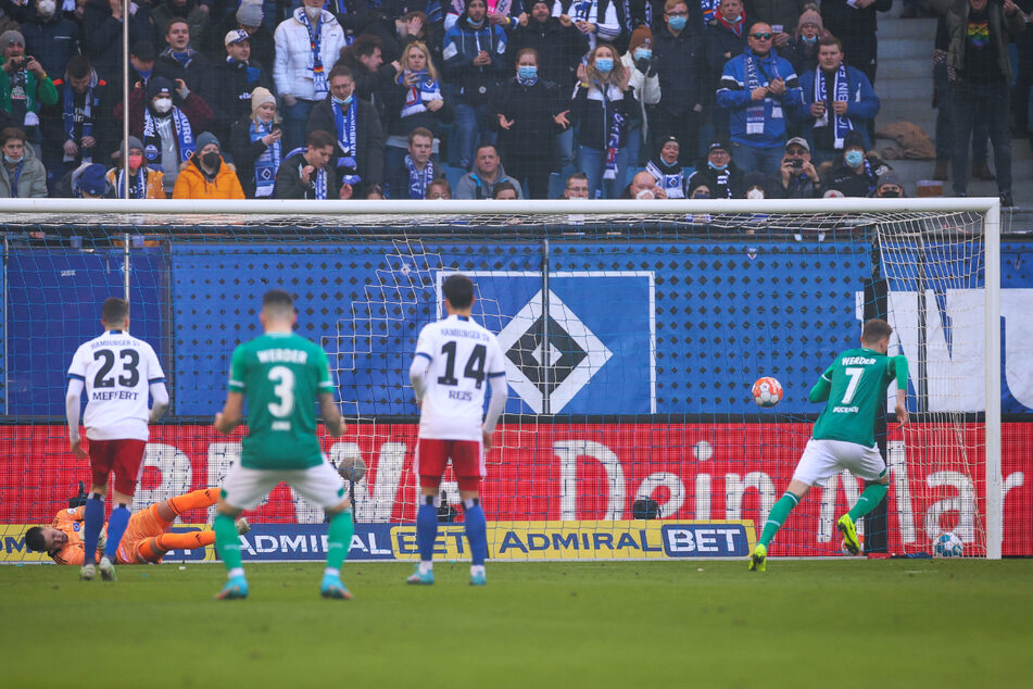 SVW-Torjäger Marvin Ducksch (r.) schiebt den Elfmeter zum 1:0 in die rechte untere Ecke, während HSV-Keeper Daniel Heuer Fernandes (l.) nach links springt.