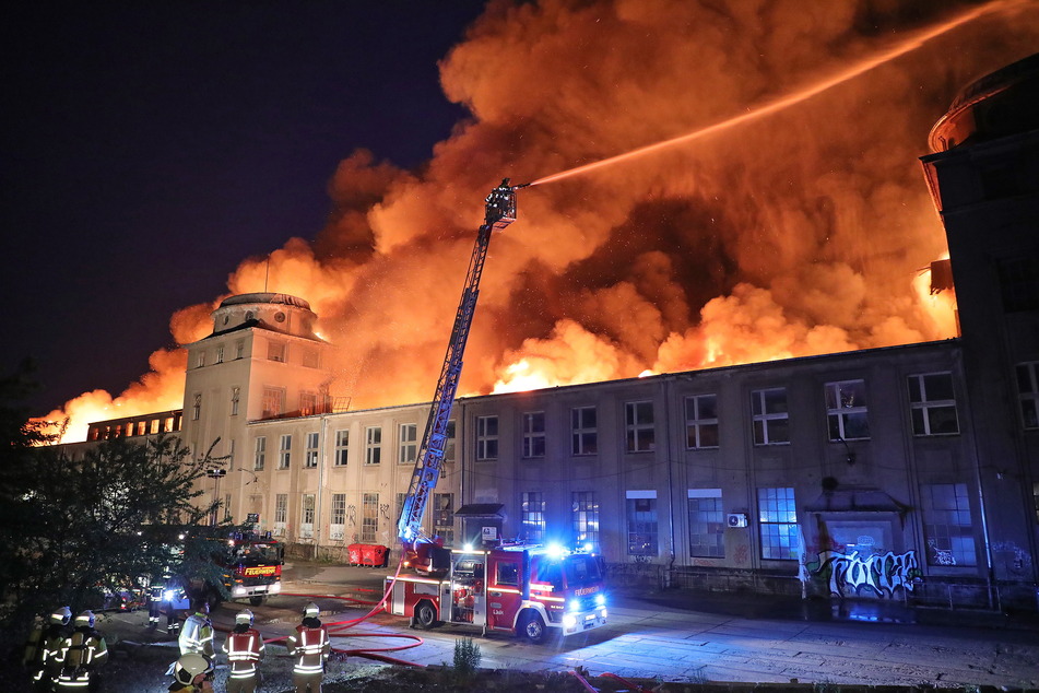 Am Abend des 24. Juni fing die Fabrikhalle Feuer. Dort wurde unter anderem Recyclingmüll gelagert.