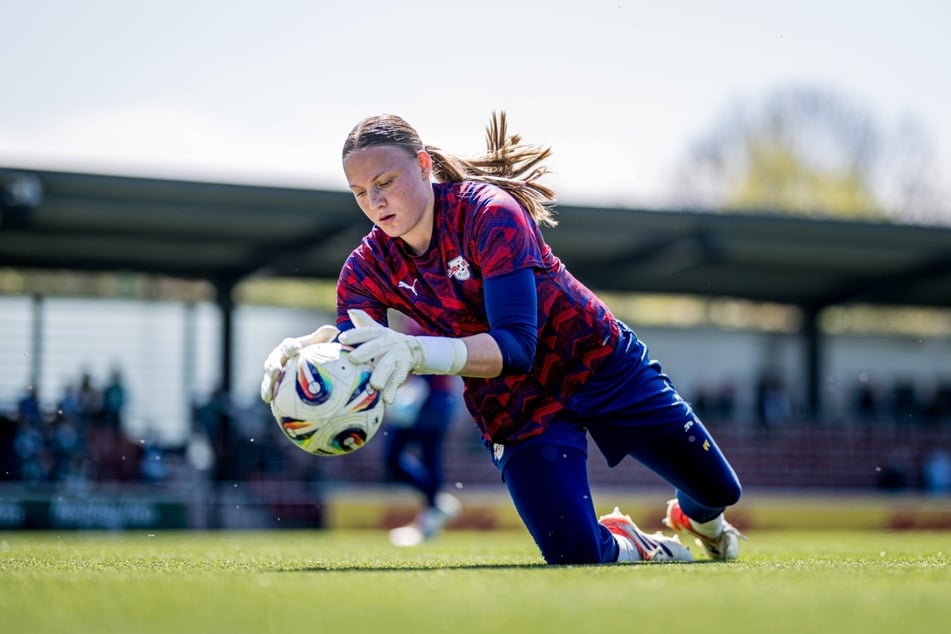Das RB-Leipzig-Nachwuchstalent Mirja Kropp (16) feierte nach dem U17-EM-Sieg einen großen Erfolg. Sie wurde zur besten Torhüterin des Turniers ausgezeichnet.