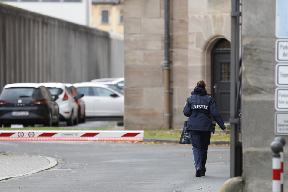 Es seien mehrere Strafanzeigen bei der Staatsanwaltschaft eingegangen. Ermittelt werde wegen Körperverletzung und Beleidigung.