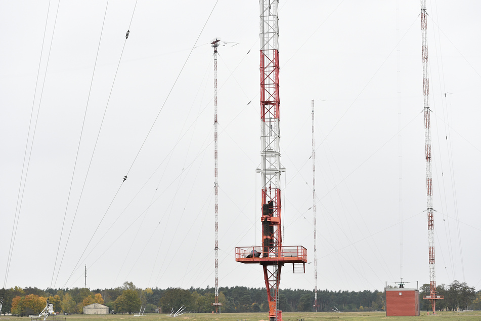 Sendemasten stehen in Mainhausen-Mainflingen auf dem Gelände der von Media & Broadcast betriebenen Rundfunksendestelle. Die Physikalisch-Technische Bundesanstalt in Braunschweig betreibt auf dem Gelände eine Anlage.