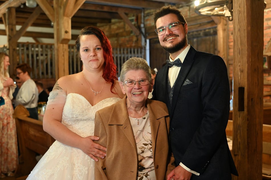 Stefanie Großklaus (37) und Géraud Reichert (37) mit Oma Ursula Lösel (82), die am Sonntag auch Hochzeitstag hatte.