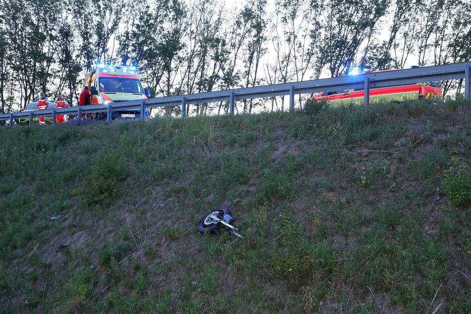 Während des Unfalls wurde das Motorrad in zwei Teile zerrissen. Ein Stück ist vor der Leitplanke des Unglücksortes zu sehen.