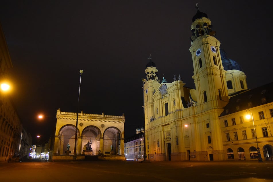 Der Odeonsplatz mit der beleuchteten Theatinerkirche ist gegen 22.20 Uhr am Freitag menschenleer.