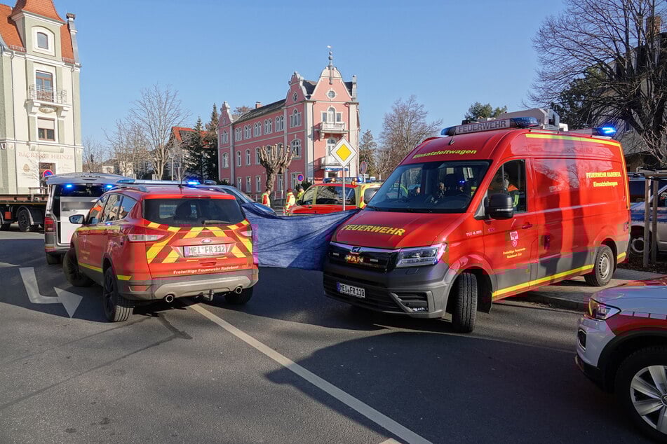 Einsatzkräfte der Freiwilligen Feuerwehr Radebeul sicherten die Unfallstelle bis zum Eintreffen der Polizei ab.