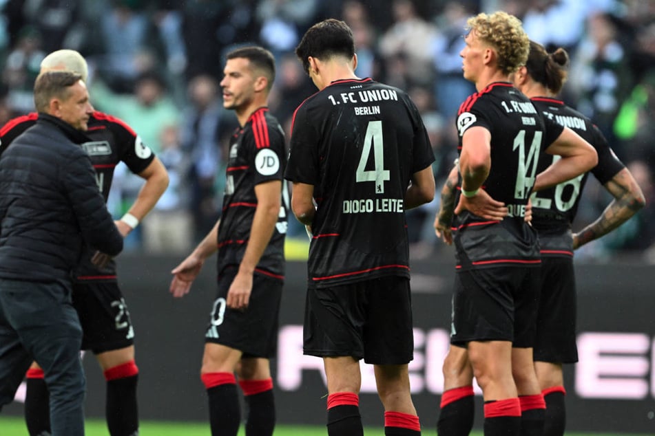 Die Spieler von Union Berlin lassen nach der Last-Minute-Niederlage die Köpfe hängen.