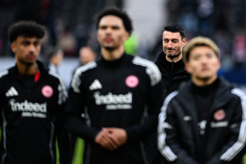 Die Saison 2025/26 läuft für Eintracht Frankfurt nicht wirklich rund, auch der Trainer wurde bereits gewechselt. Anfang Februar übernahm Albert Riera (2.v.r.) von Dino Toppmöller.