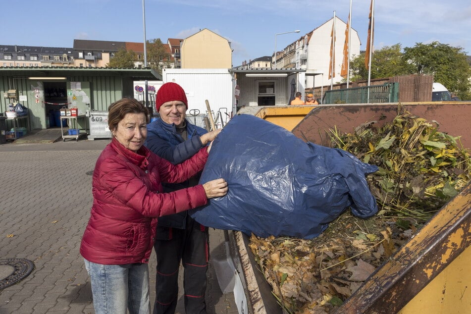 Eine gewöhnliche Lieferung am Wertstoffhof Johannstadt: Dietmar (73) und Sonja Rentzsch (71) helfen einem Freund im Garten, brachten drei Säcke Verschnitt mit und zahlten 1 Euro.