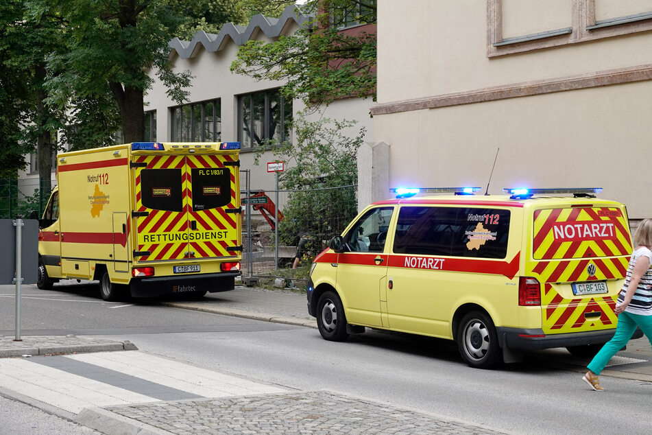 Rettungskräfte eilten am Mittwochmittag in die Uhlandstraße in Chemnitz. Dort kam es zu einer heftigen Schlägerei.
