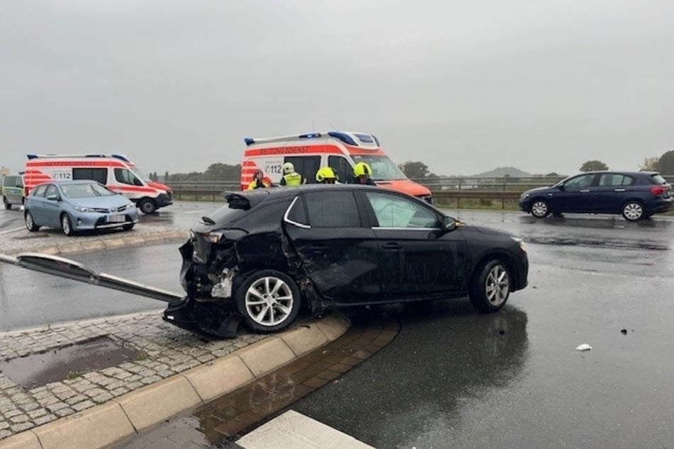 Der Opel kam nach dem Aufprall auf einer Verkehrsinsel zum Stehen, nachdem er von einem Schild gestoppt wurde.