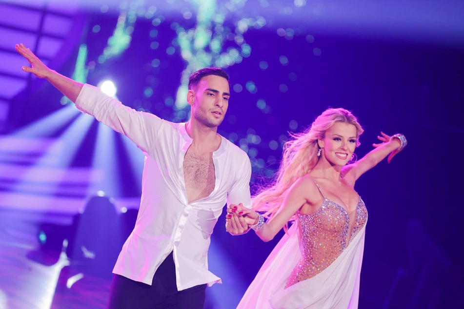 In Show zwei tanzte Patricija Ionel (27) mit GZSZ-Star Timur Ülker (32) und vertrat dabei ihre erkrankte Kollegin Malika Dzumaev (31).