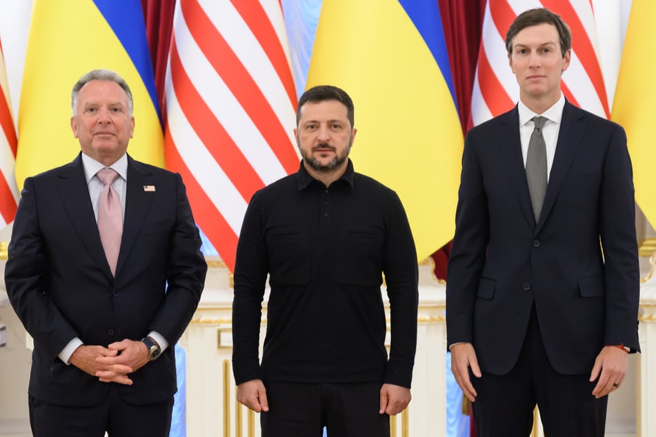 Auf diesem Foto, das vom Pressebüro des ukrainischen Präsidenten zur Verfügung gestellt wurde, posieren der ukrainische Präsident Wolodymyr Selenskyj (m., 48) sowie die Gesandten des US-Präsidenten Donald Trump (80), Jared Kushner (r., 45) und Steve Witkoff (69) für ein Foto.