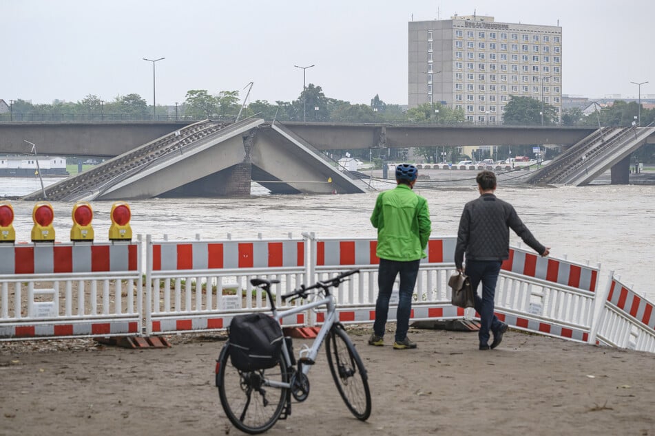 Nach Teileinsturz: Trümmer von Carolabrücke haben kaum Einfluss auf Hochwasser