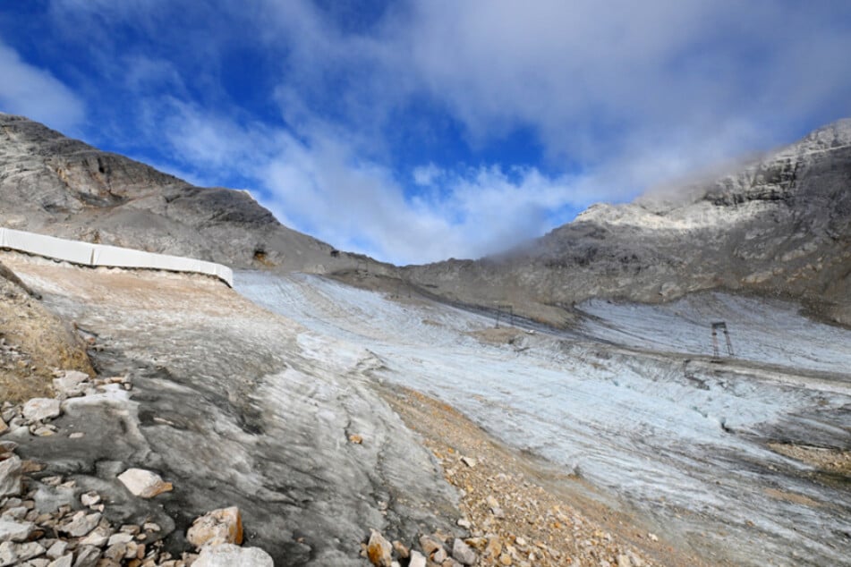 Das Eis des Schneeferners (aufgenommen am 8. August 2022) auf der Zugspitze ist innerhalb nur eines Jahres deutlich zurückgegangen.