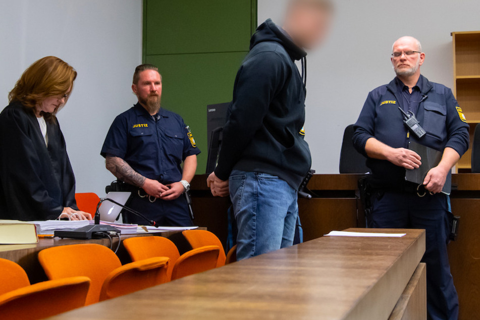 Der wegen Mordes und mehrfachen Mordversuchs angeklagte 21-Jährige (2.v.r.) steht vor Prozessbeginn zusammen mit seiner Anwältin Birgit Schwerdt (l) im Landgericht.