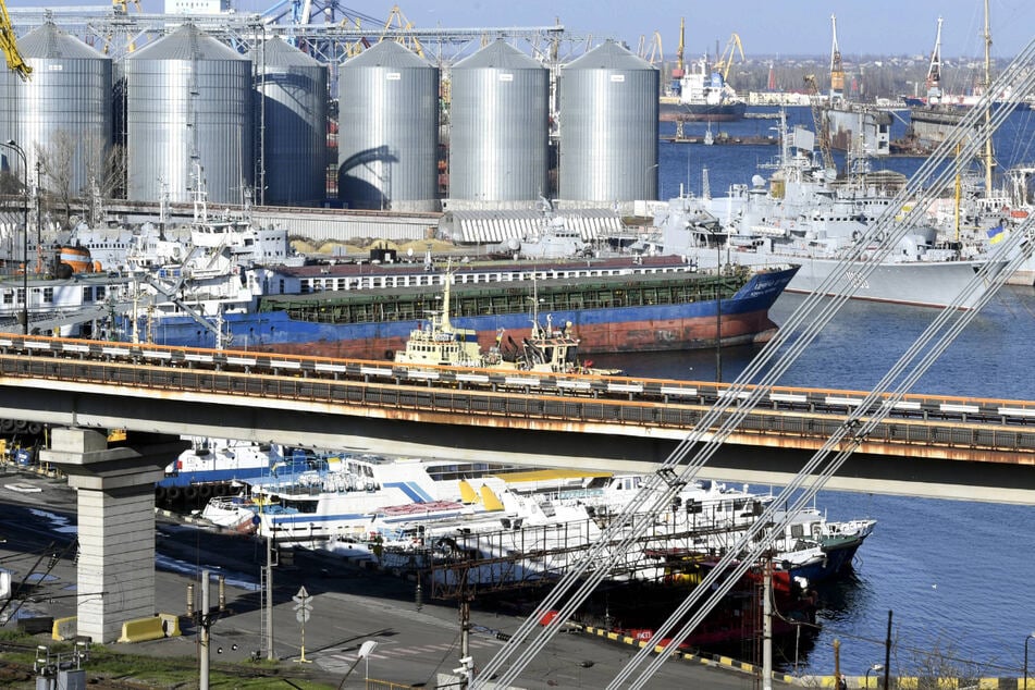 Die Getreidesilos im Hafen von Odessa sollen bald geleert werden. (Archivbild)