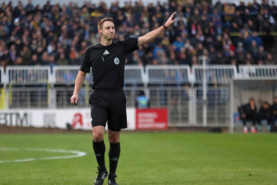 Luis Riedel vom TSV IFA Chemnitz pfiff in dieser Saison neun Regionalliga-Spiele – unter anderem das des FSV gegen Eilenburg.