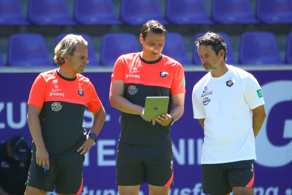 Taktik im Team: Die Co-Trainer Sascha Franz (l.) und Marc Hensel sind fest eingebunden, wenn es darum geht, die Mannschaft perfekt einzustellen.