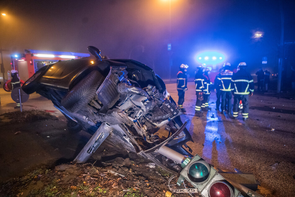 Vorfahrt missachtet und mit Auto gegen Ampel gekracht: Drei Verletzte