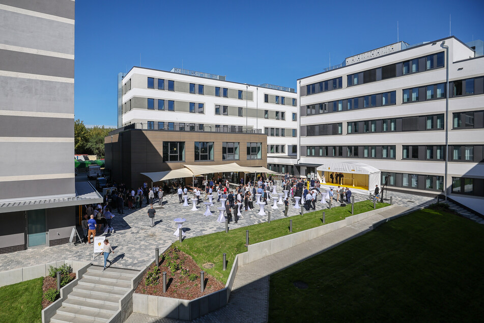 Platz für 1100 Mitarbeiter: Sachsens MP Kretschmer eröffnet neuen Campus bei Leipzig