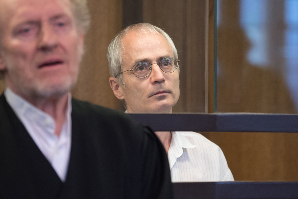 Der Angeklagte Gregor S. (re.) und sein Verteidiger Eckart Wähner stehen bei der Fortsetzung des Prozesses um die tödliche Messerattacke gegen den Berliner Chefarzt Fritz von Weizsäcker.