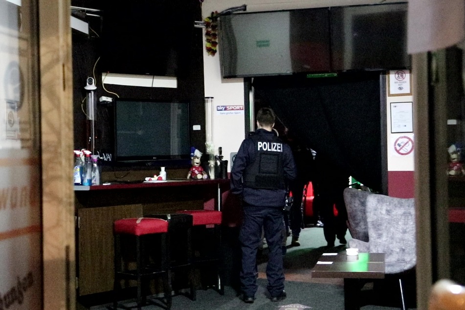Nach einer Durchsuchung in Alt-Teptow am Freitagabend ermittelt die Polizei gegen vier Menschen.