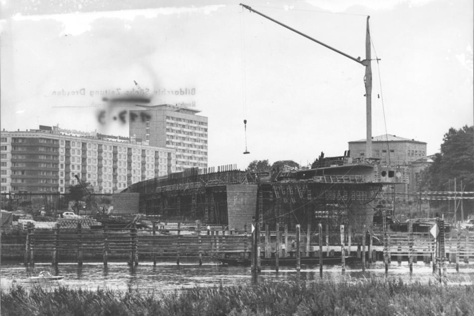 Die Carolabrücke wurde von 1967 bis 1971 gebaut.