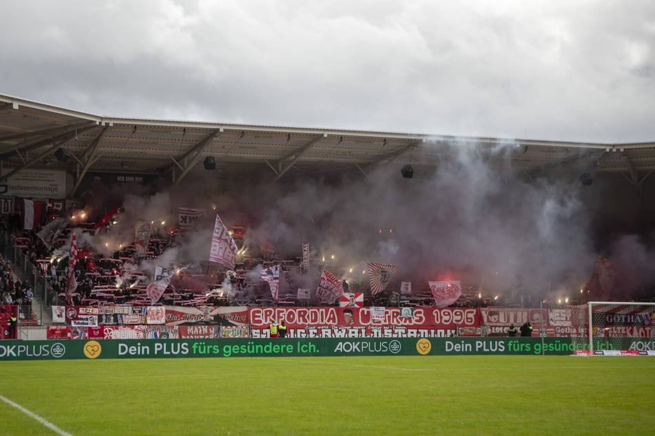 Die Erfurt-Fans hatten sich jedenfalls gut auf das Spiel vorbereitet.