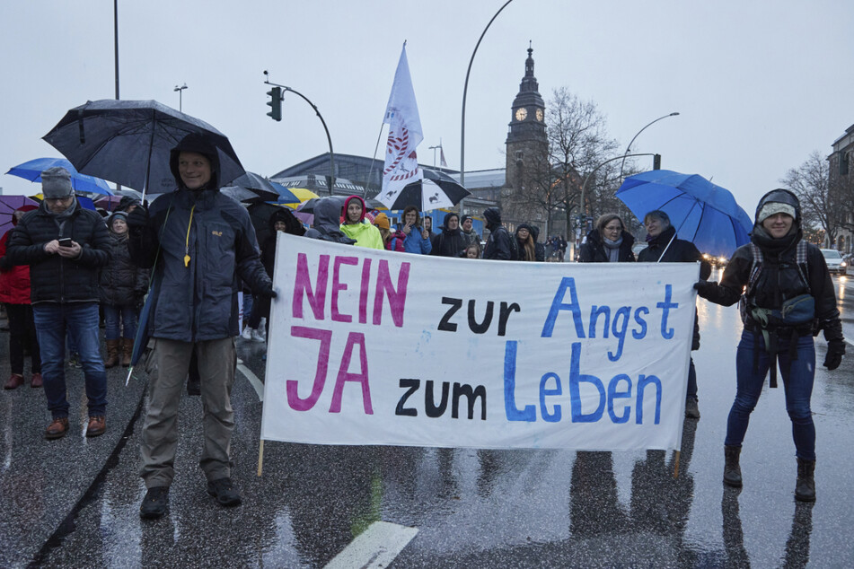 Am Samstag waren rund 8000 Menschen in Hamburg gegen Corona-Maßnahmen auf die Straße gegangen.