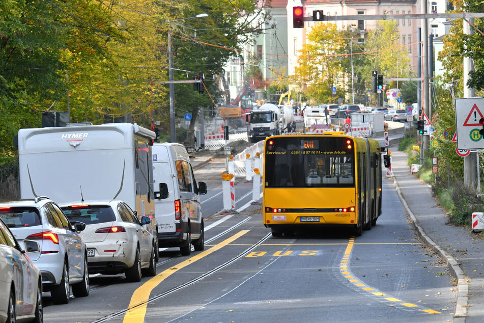 Die Ampel auf der Bautzner Straße soll helfen, dass sich Busse leichter einfädeln können.