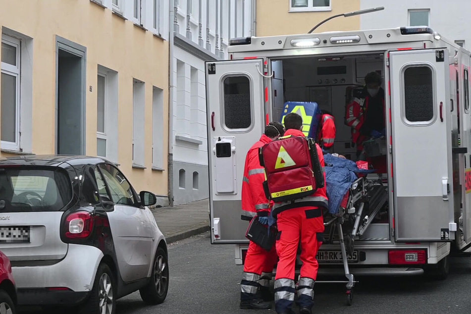 Die schwer verletzte Frau (51) wird von Einsatzkräften in ein Krankenwagen geladen.