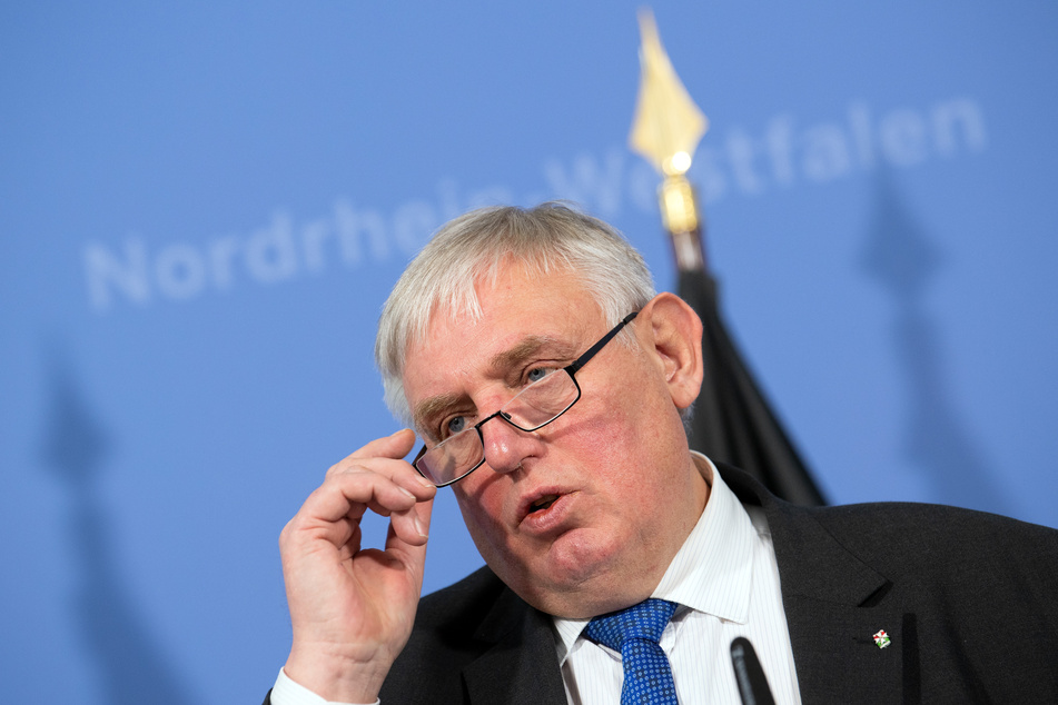 Nach dem chaotischen Start der Impftermin-Vergabe in NRW haben sich Nutzer bei Twitter beschwert - und landeten auf einem Satire-Account zu Gesundheitsminister Karl-Josef Laumann (63, CDU).